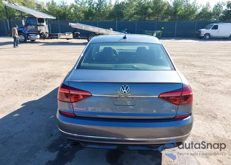 2017 Volkswagen Passat 1.8T R-Line z USA, uszkodzony, nr VIN 1VWDT7A32HC069757